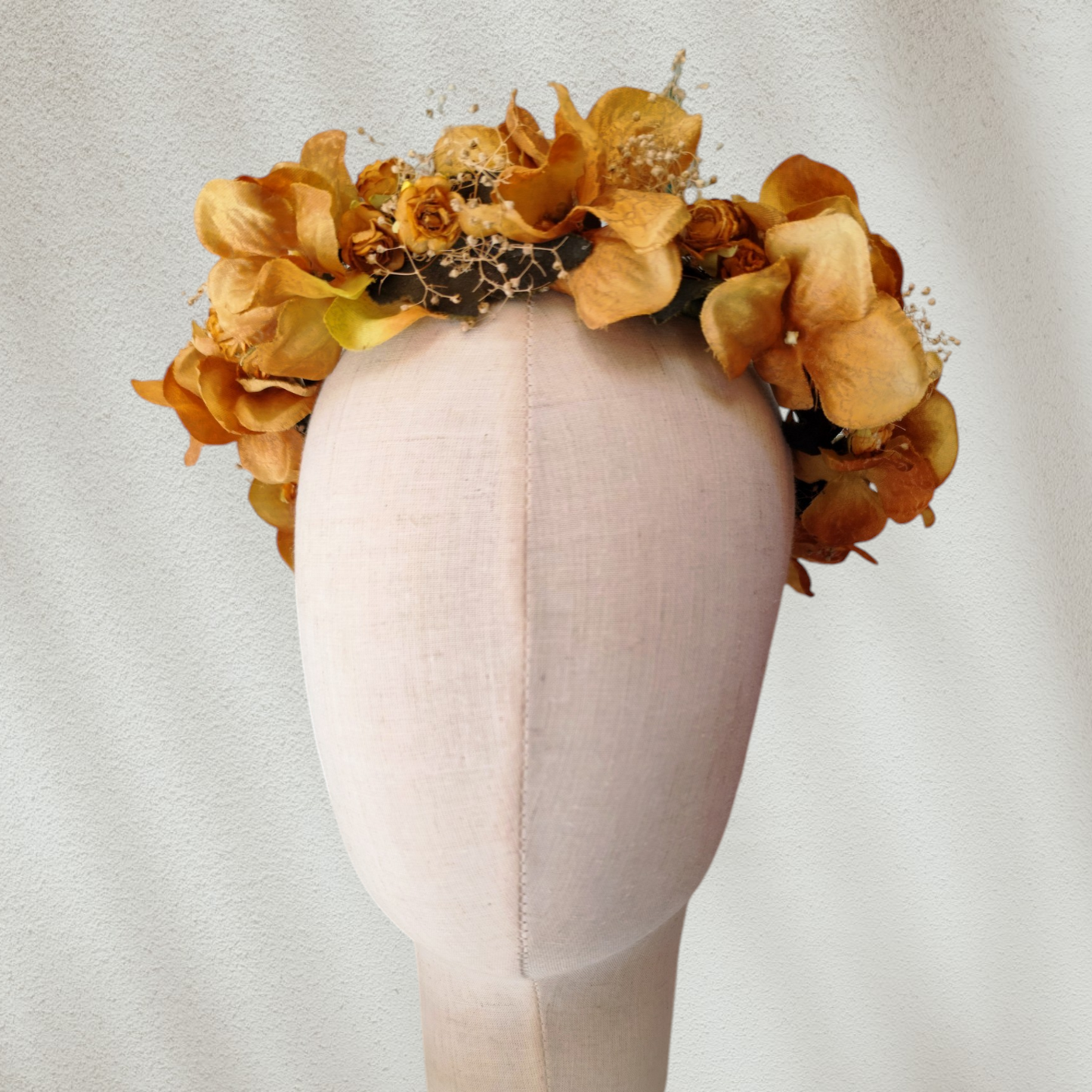 Corona floral artesanal en tonos ocre y mostaza para novia o invitada