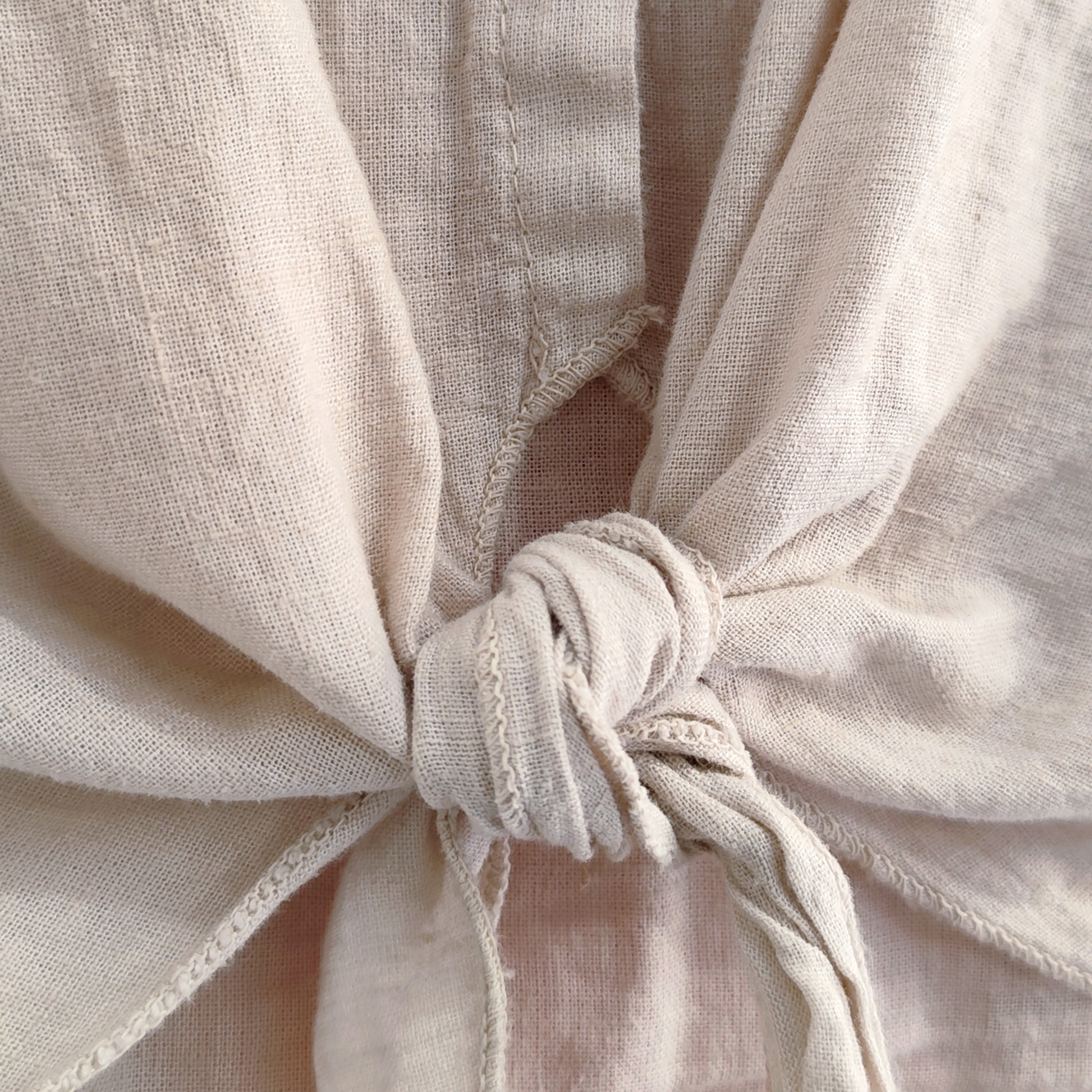 Blusa amplia de lino en color beige, fresca y transpirable