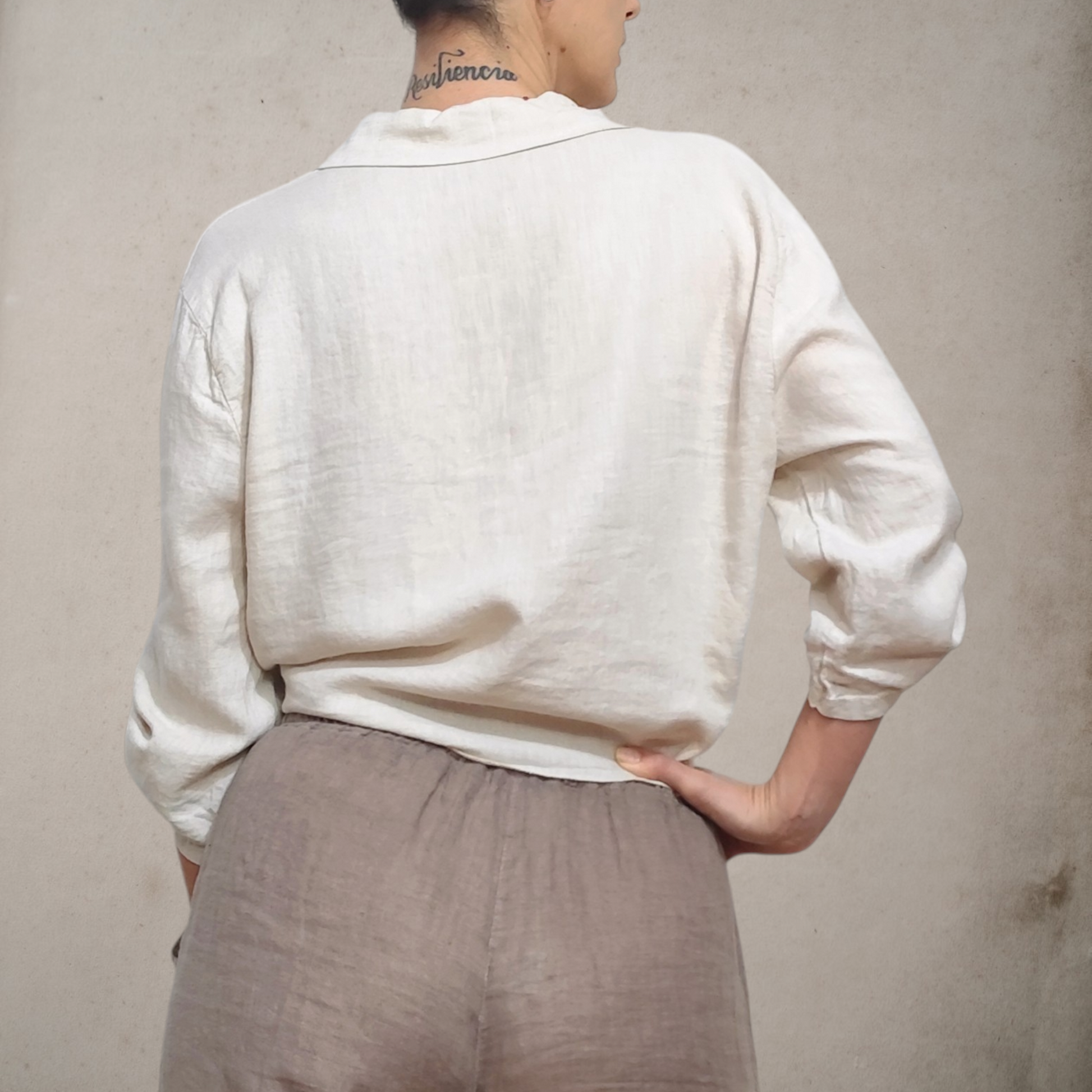 Blusa amplia de lino en color beige, fresca y transpirable