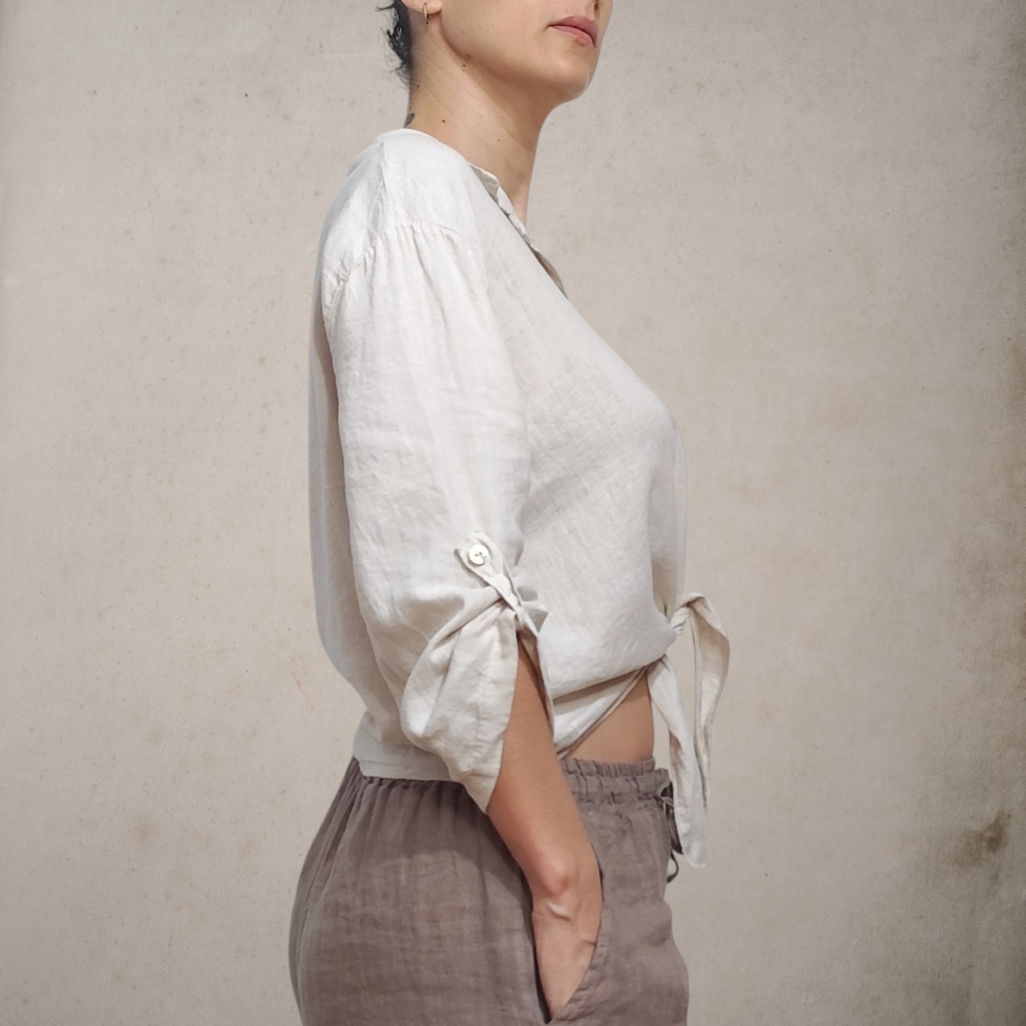 Blusa amplia de lino en color beige, fresca y transpirable