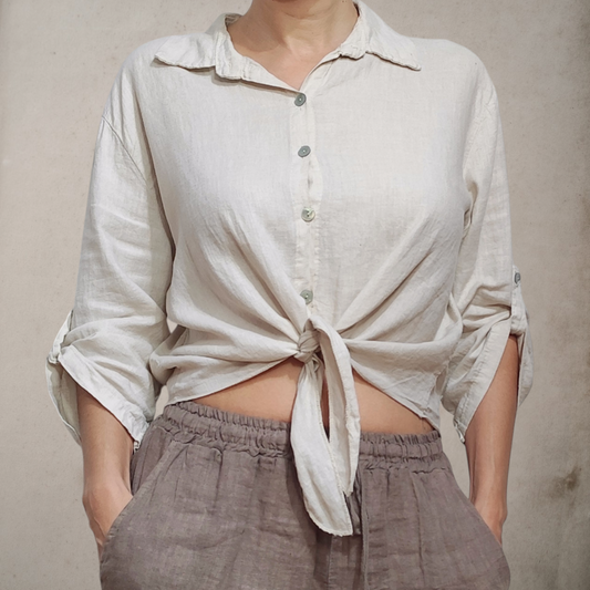 Blusa amplia de lino en color beige, fresca y transpirable