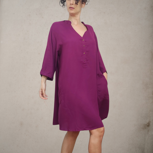 Blusón  o vestido amplio de algodón en color púrpura, fresco, ligero y transpirable