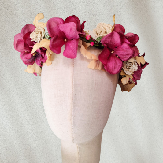 Corona floral artesanal en color burdeos para novia o invitada, con flores de estilo natural.