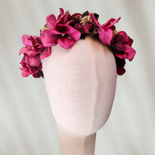Corona floral artesanal en color burdeos para novia o invitada, con flores de estilo natural.