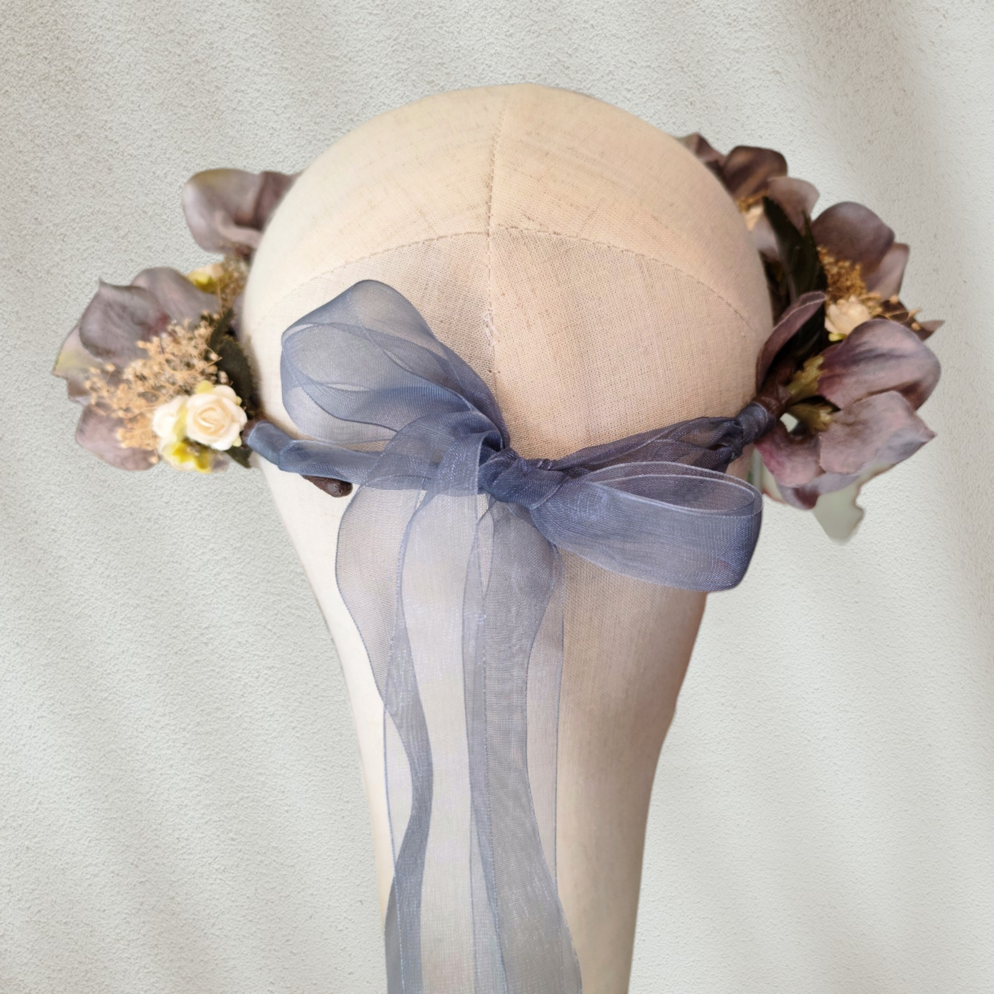 Corona floral artesanal en color gris plateado para novia o invitada, con flores de estilo natural.