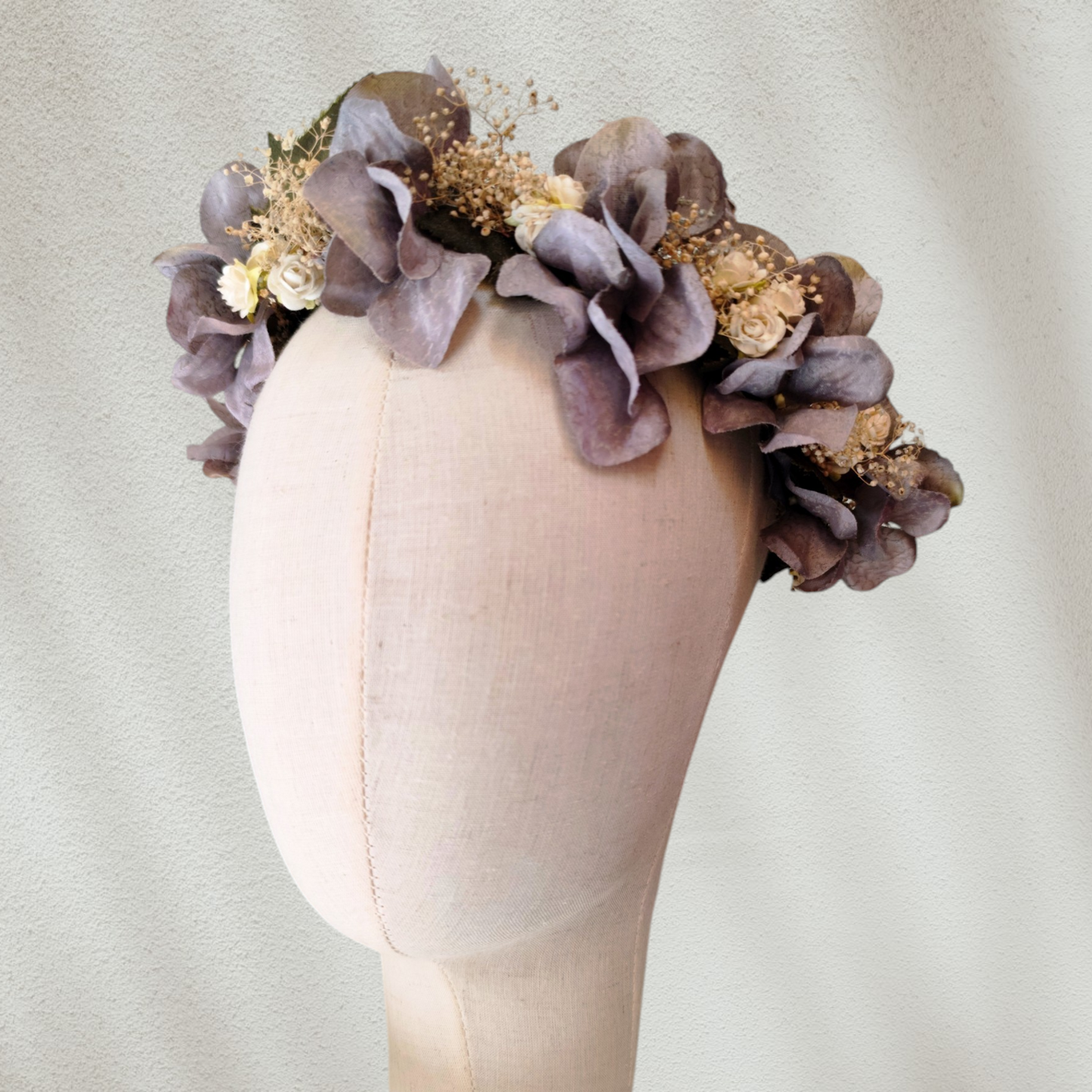 Corona floral artesanal en color gris plateado para novia o invitada, con flores de estilo natural.