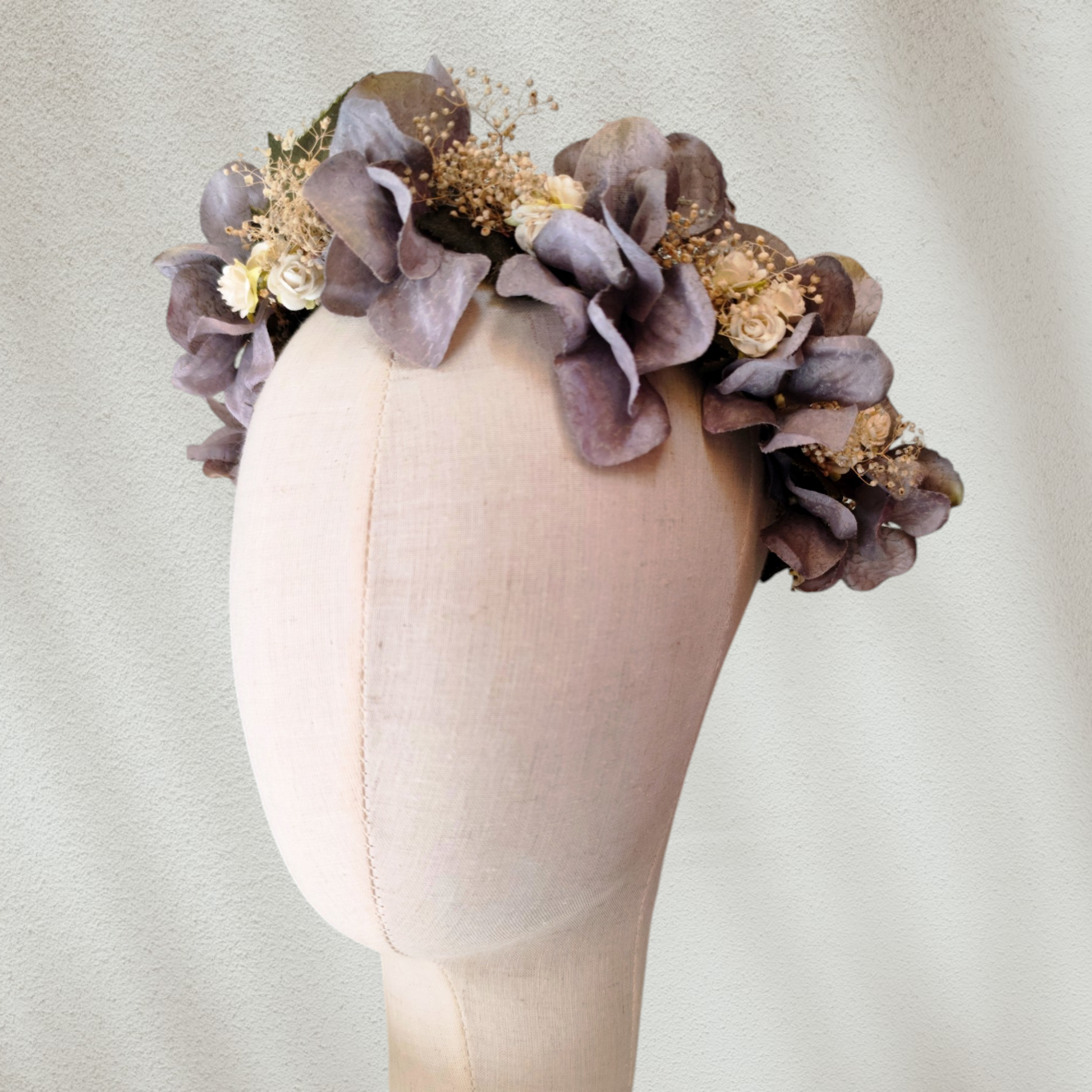 Corona floral artesanal en color gris plateado para novia o invitada, con flores de estilo natural.
