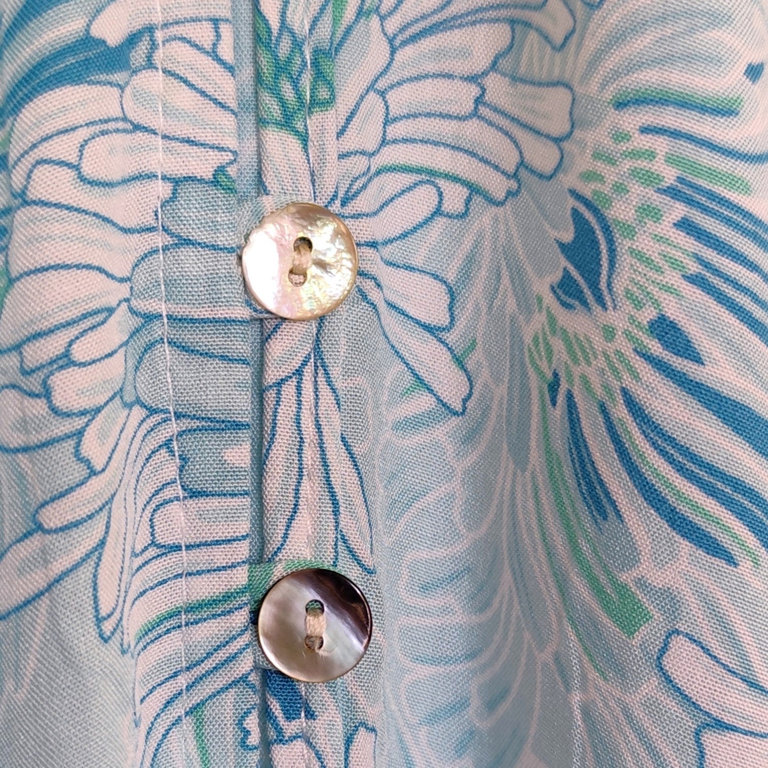 Detalle de los botones de nácar y del tejido estampado floral del Vestido Acuarela.