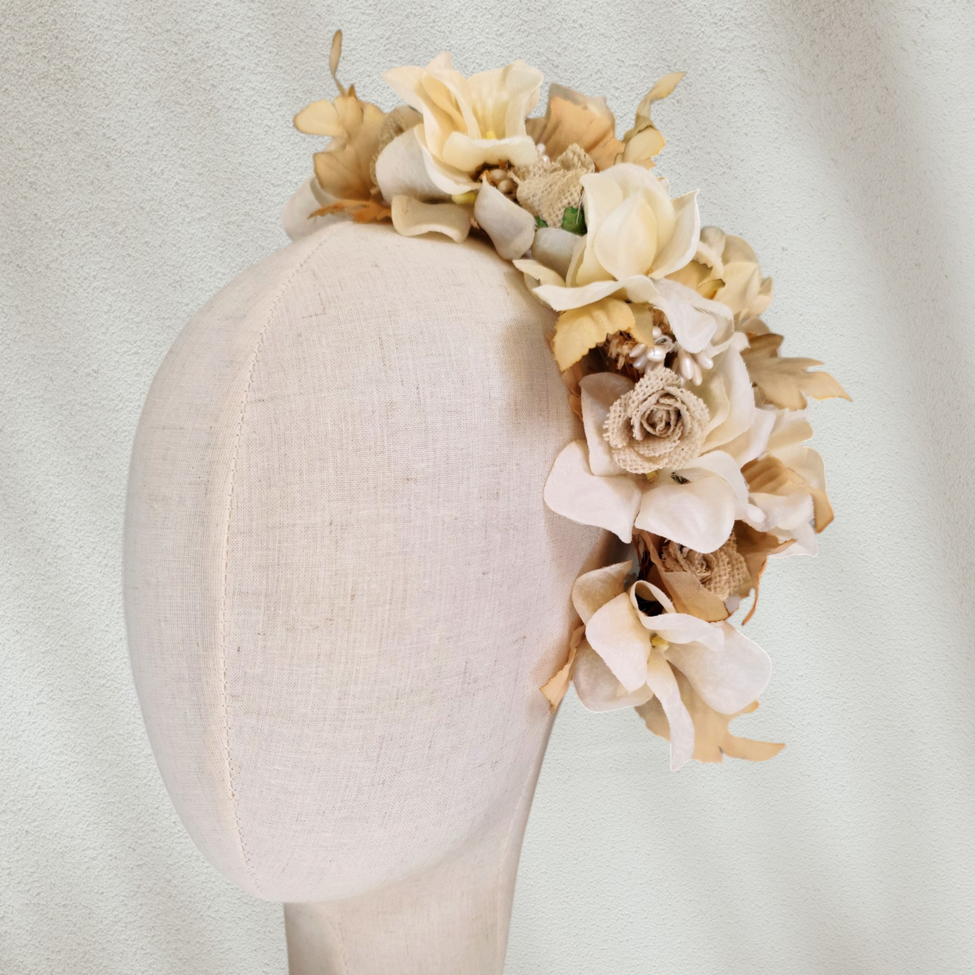 Tocado floral artesanal en tonos blanco roto para novia.
