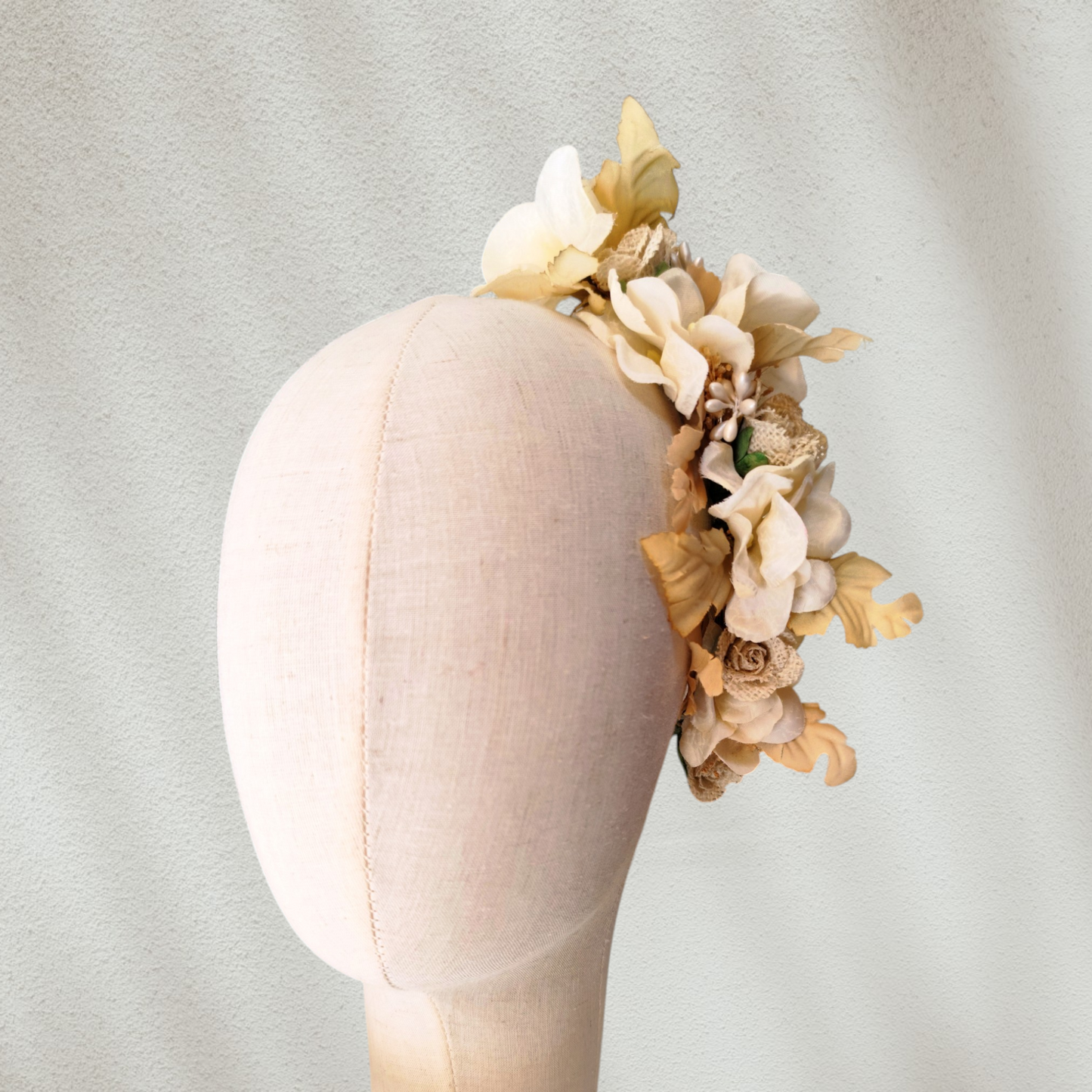 Tocado floral artesanal en tonos blanco roto para novia.