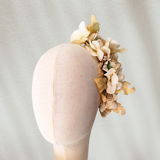 Tocado floral artesanal en tonos blanco roto para novia.