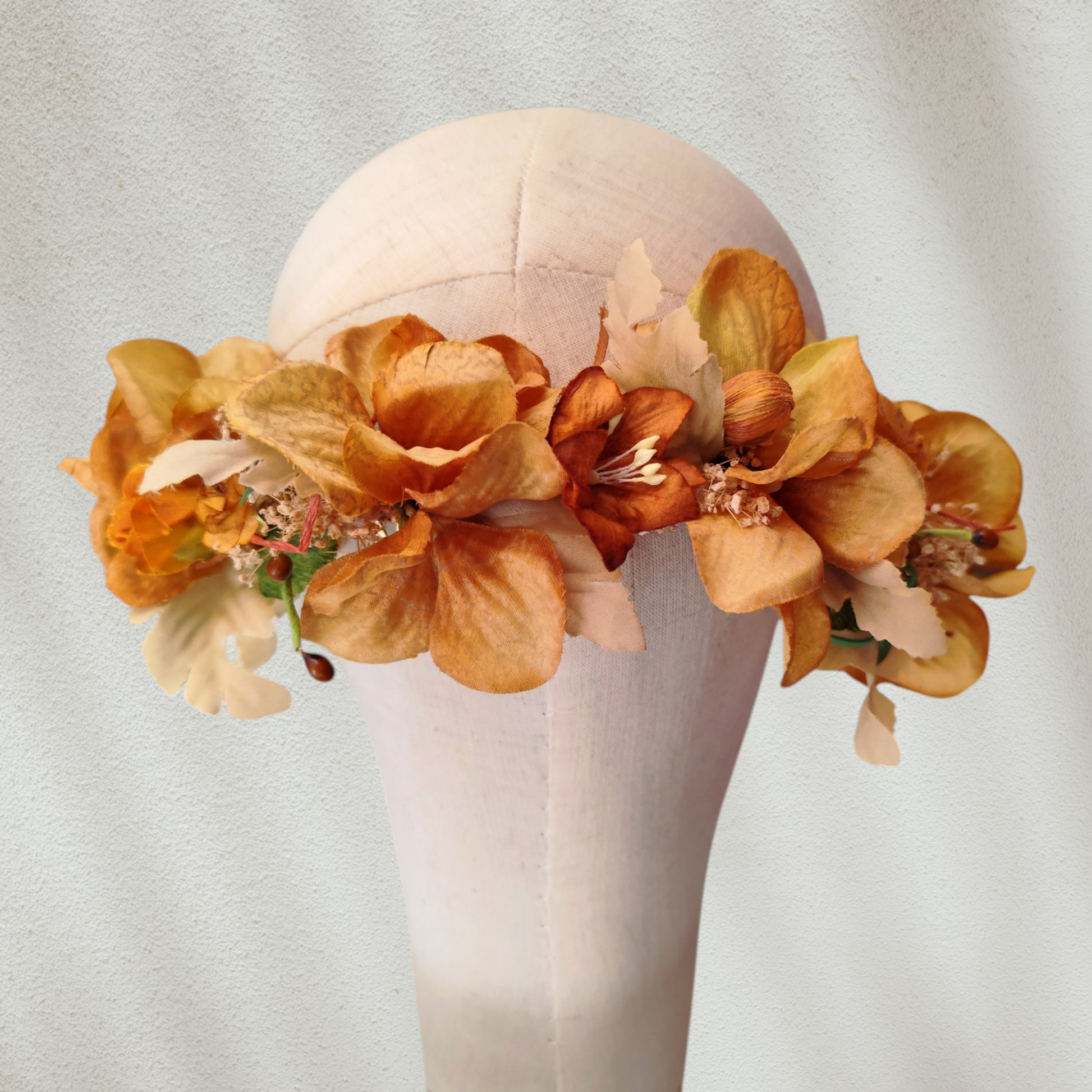 Tocado floral artesanal en tonos ocre para novia o invitada.