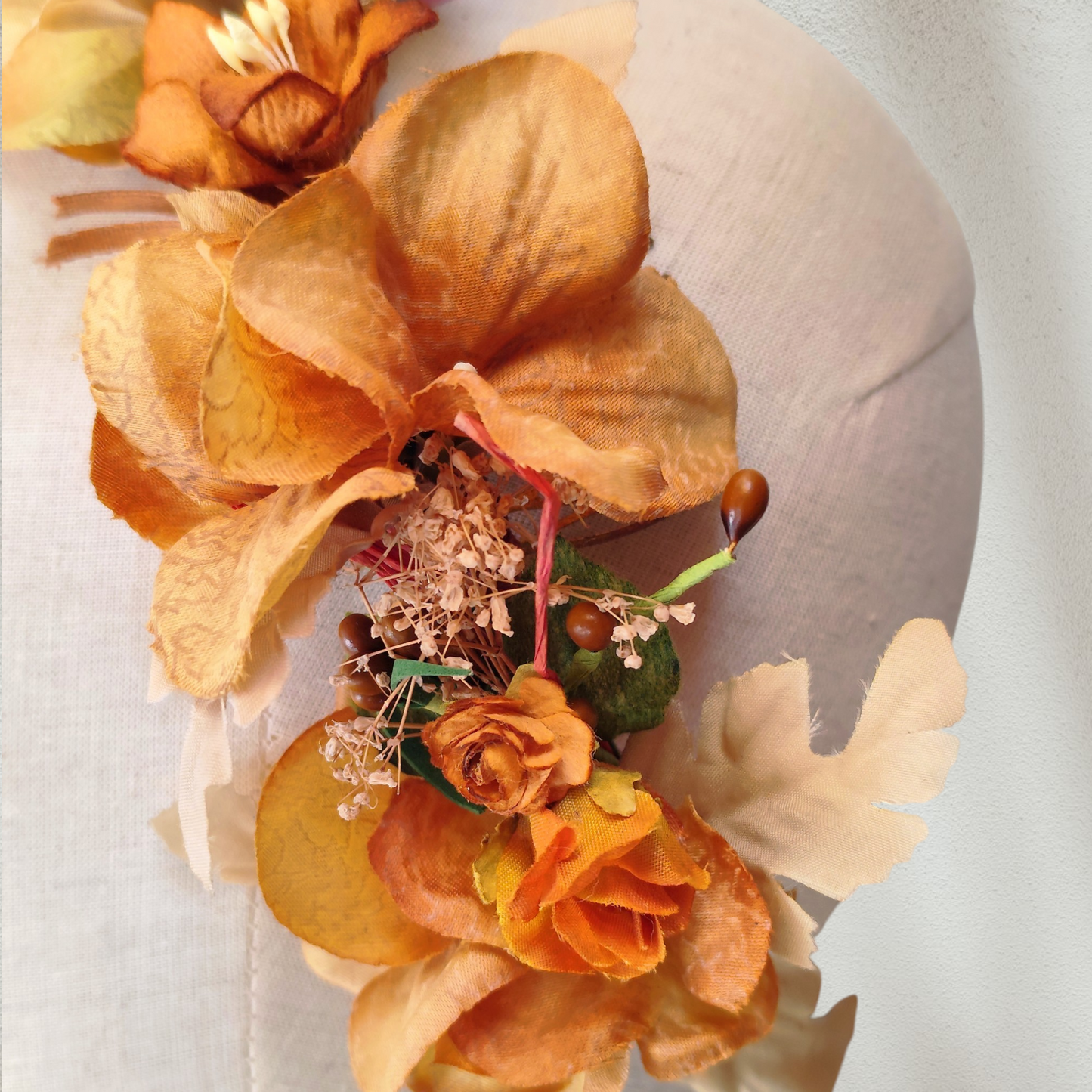 Tocado floral artesanal en tonos ocre para novia o invitada.