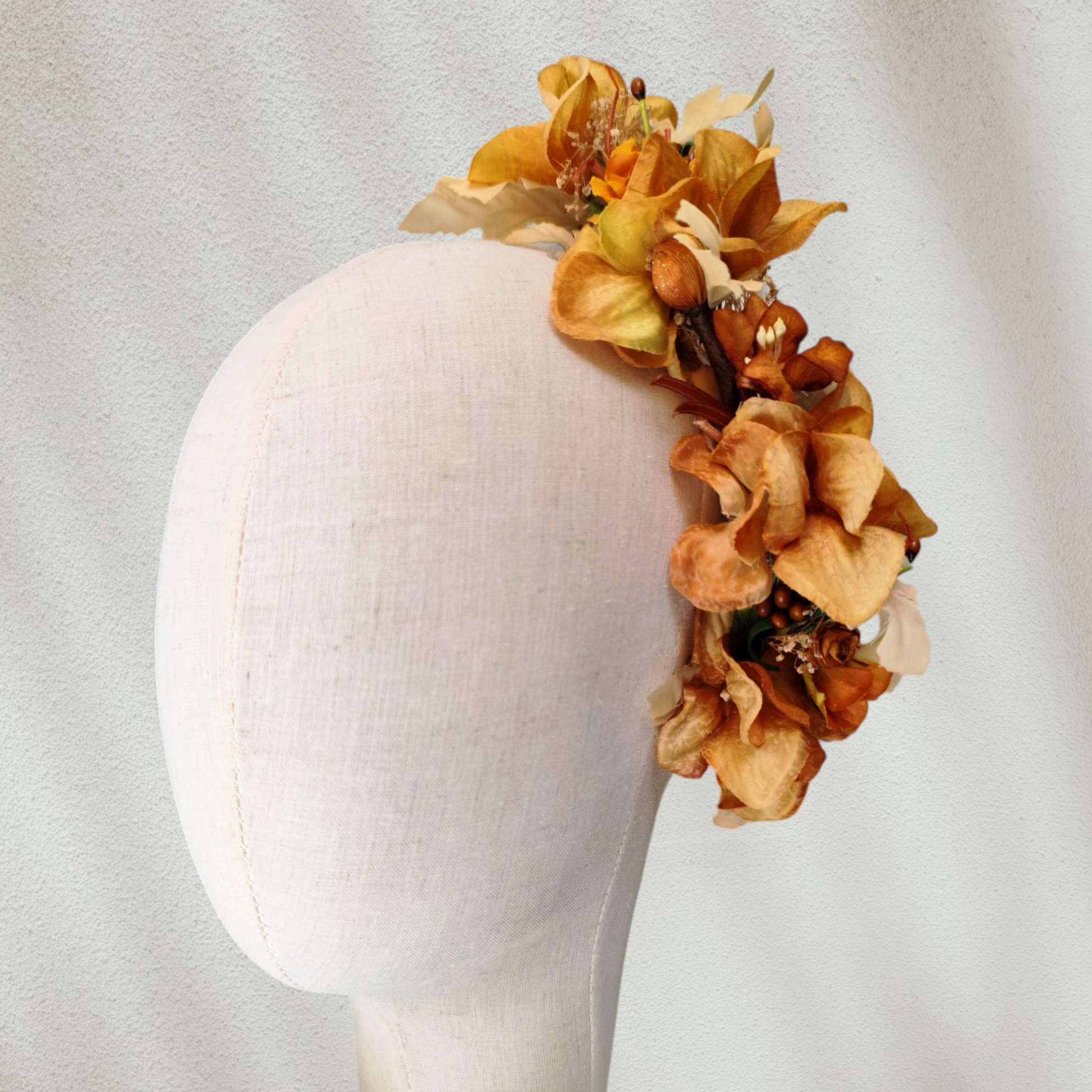 Tocado floral artesanal en tonos ocre para novia o invitada.