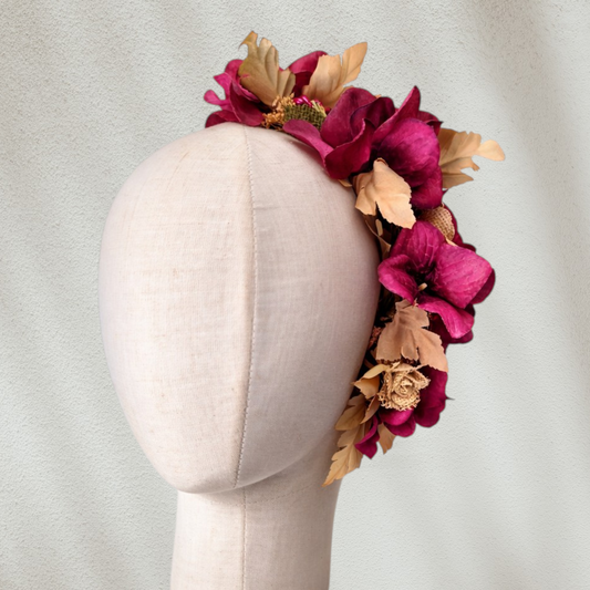 Tocado floral artesanal en tonos burdeos para novia o invitada.