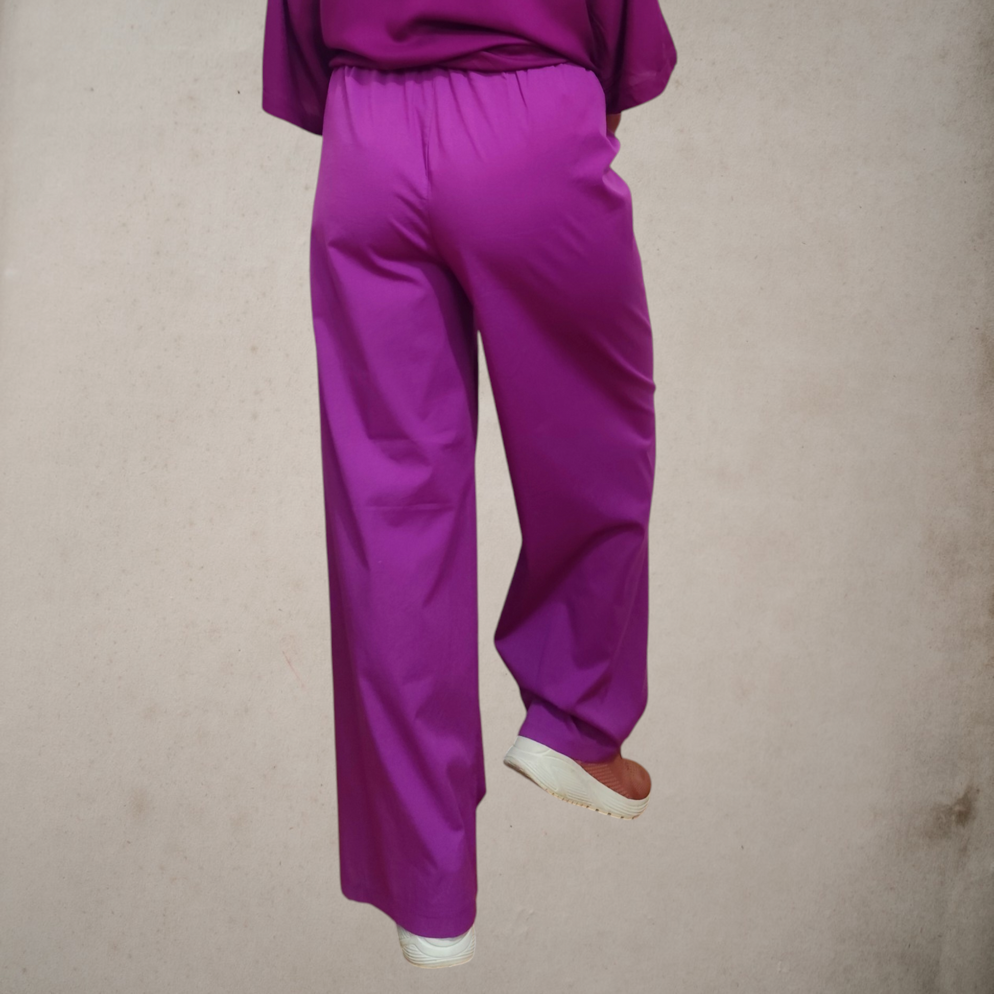 Pantalón de algodón en color púrpura, con cintura elástica, amplio corte recto y fresco, muy cómodo.