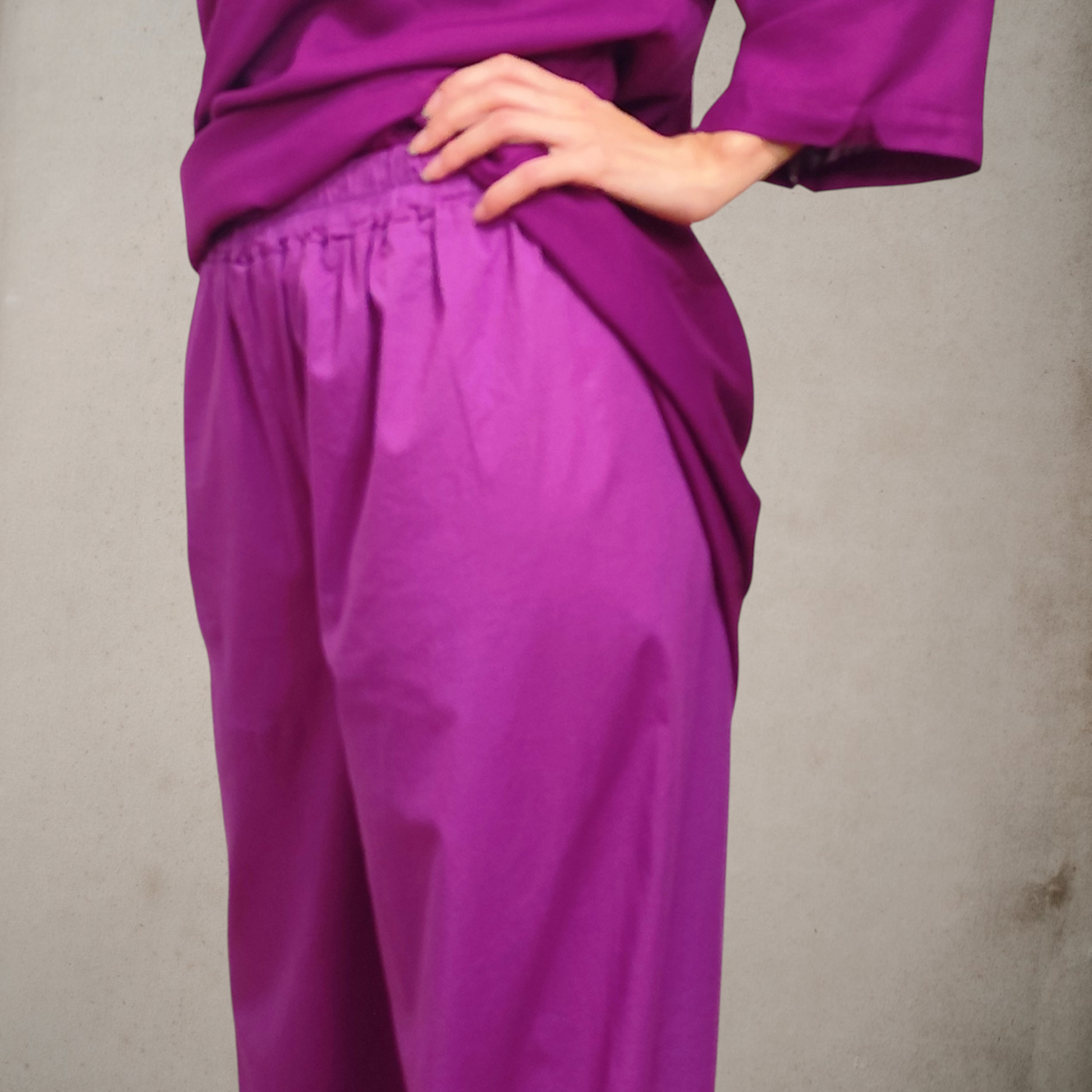 Pantalón de algodón en color púrpura, con cintura elástica, amplio corte recto y fresco, muy cómodo.