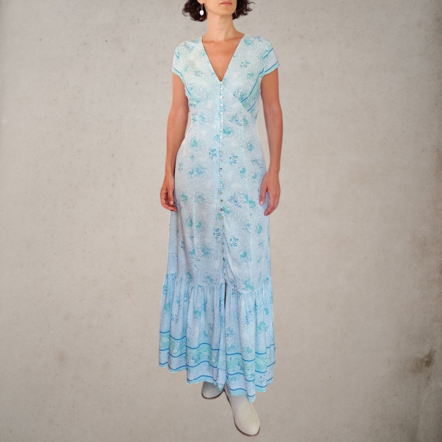 Vestido Acuarela largo estampado en tonos turquesa y verde con botones de nácar, vista frontal completamente cerrado.