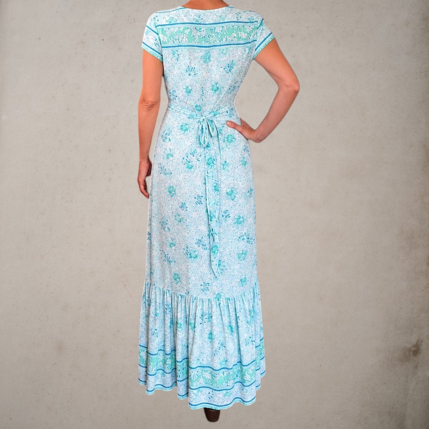 Vestido Acuarela largo estampado en tonos azul turquesa y verde, vista completa de espalda.