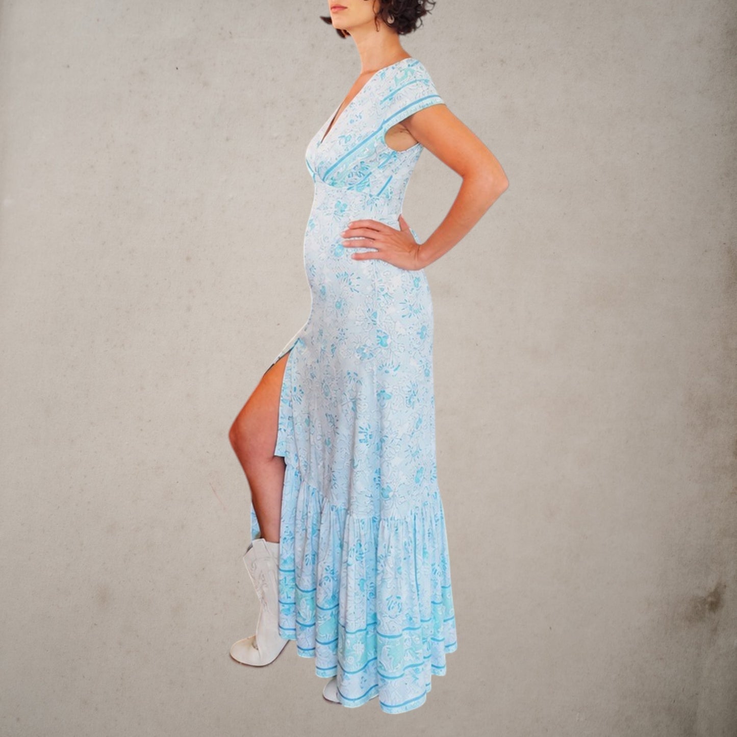 Vestido Acuarela largo estampado con botones de nácar, vista de perfil ligeramente abierto mostrando la pierna.