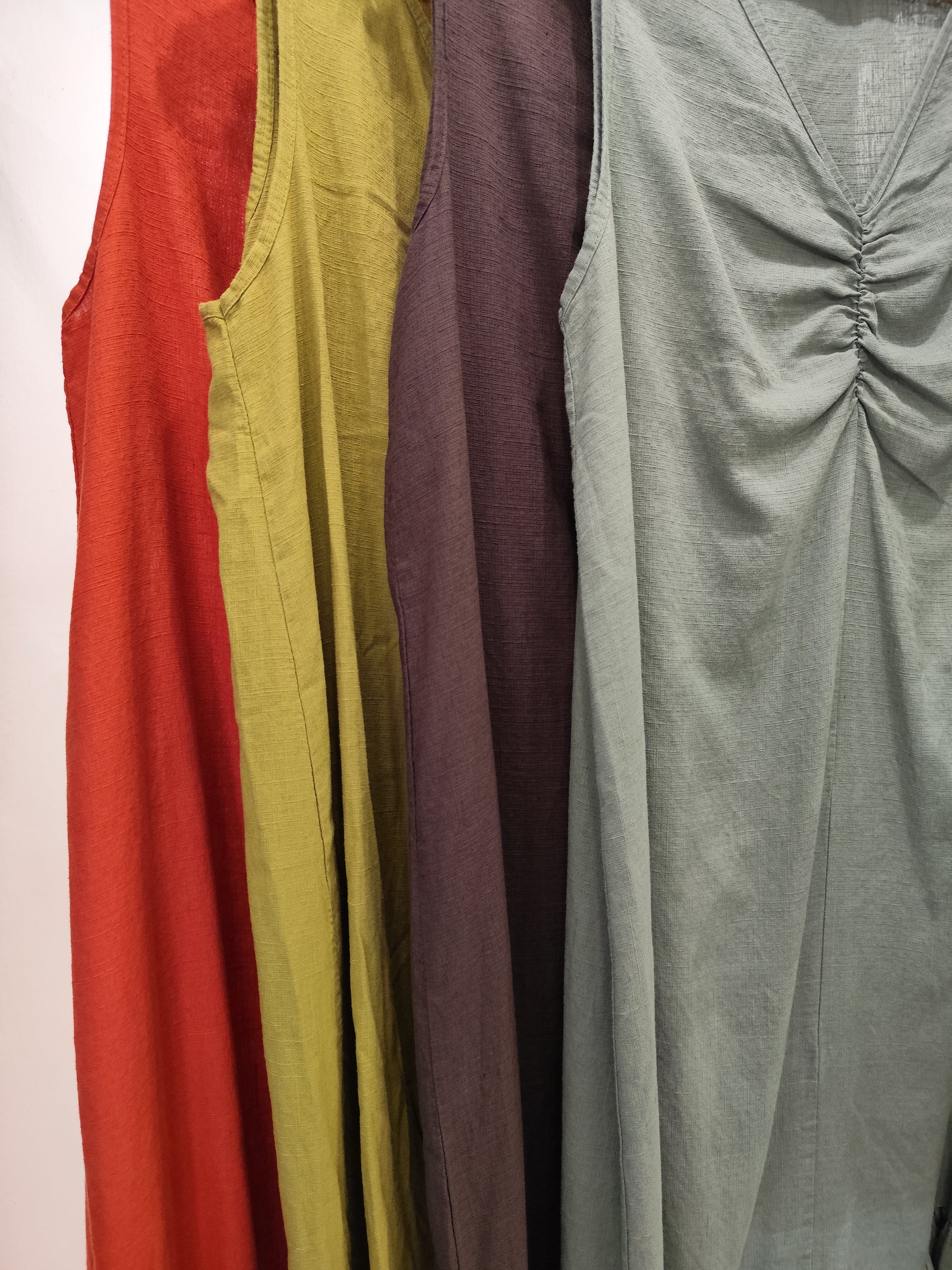 Vestido Brezo disponible en cuatro colores diferentes de la colección Esencia.