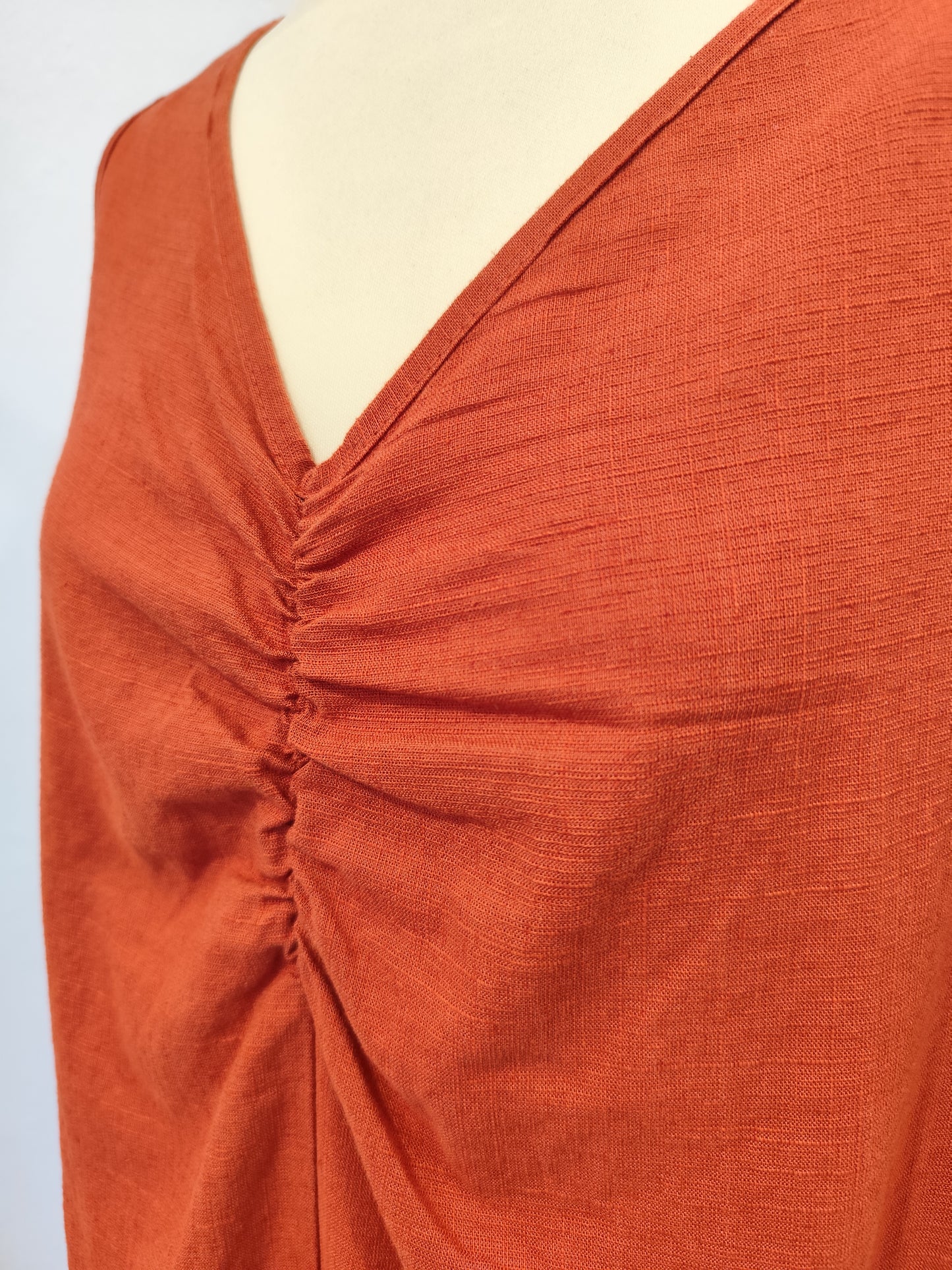 Detalle del tejido natural y del fruncido elástico del escote del vestido Brezo.