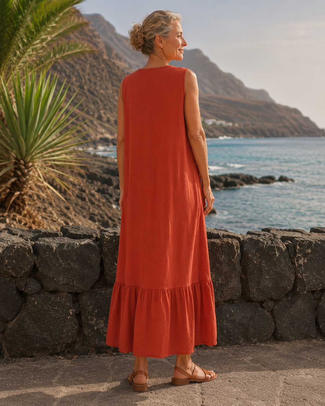 Vista trasera del vestido Brezo color terracota con corte amplio y tejido de tencel, algodón y lino.