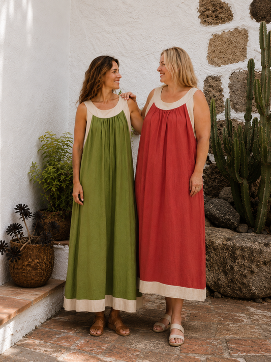 Dos modelos lucen el vestido Callao en verde manzana y terracota en un entorno exterior