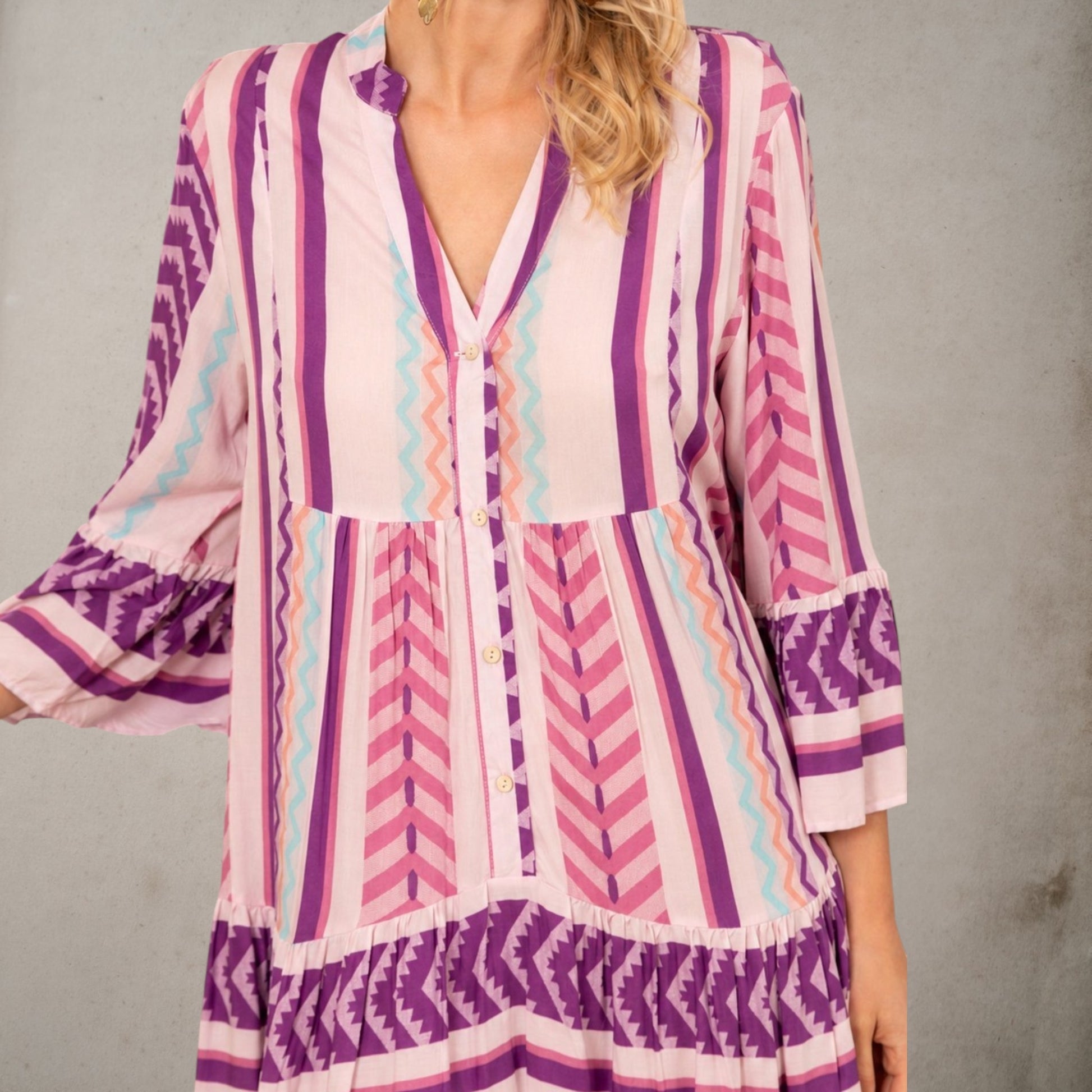 Detalle del tejido de viscosa y del estampado en tonos malva, rosa y azul del vestido Dakota.
