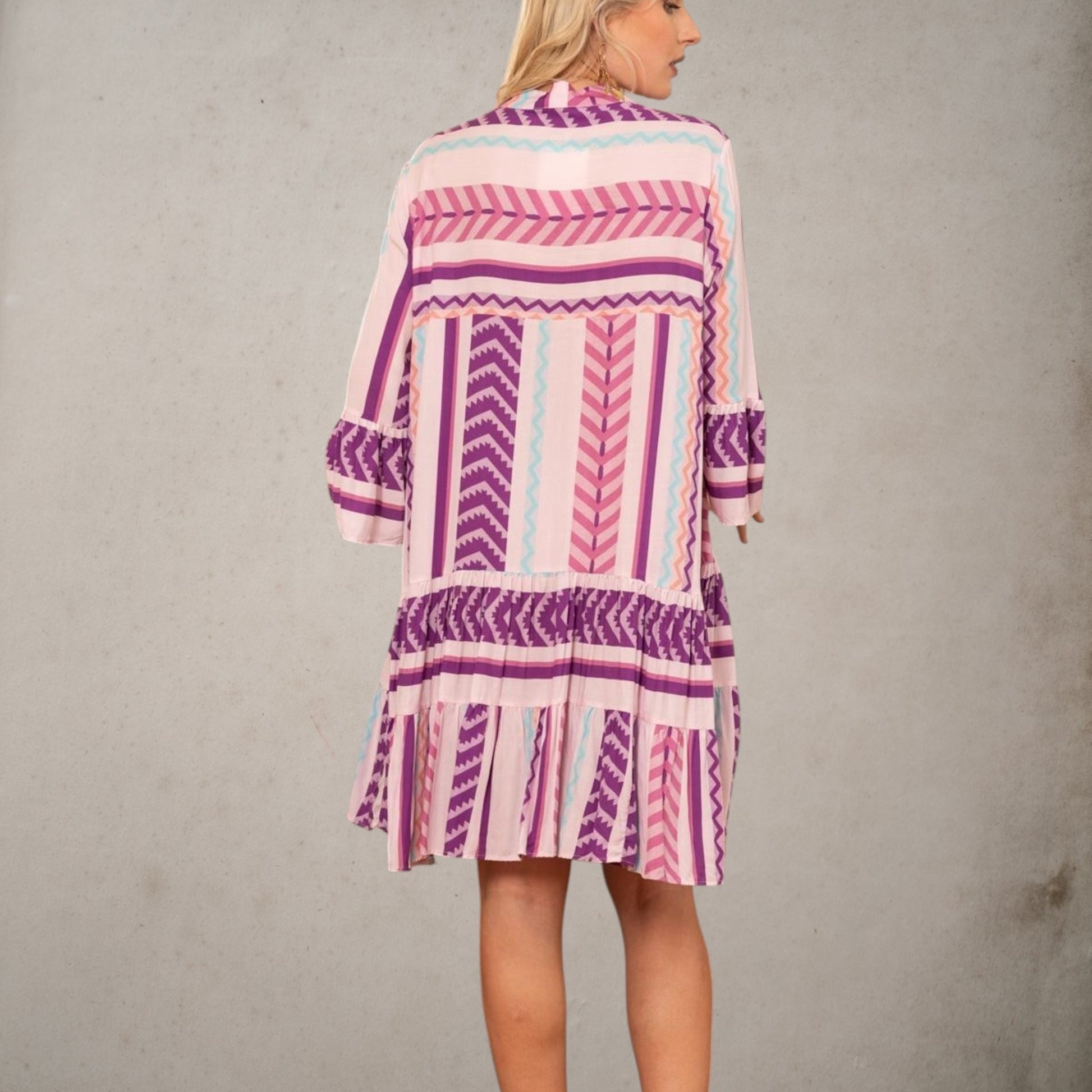 Vista trasera del vestido Dakota de viscosa con corte amplio y estampado en tonos malva, rosa y azul.