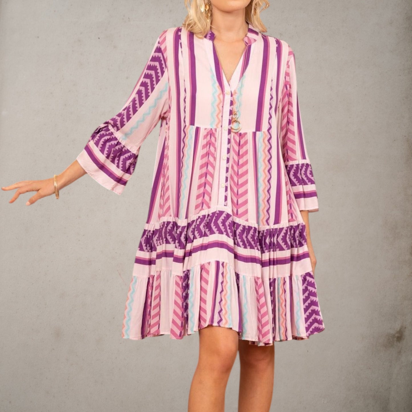 Vista frontal del vestido Dakota de viscosa con estampado en tonos malva, rosa y azul, escote en pico y corte amplio.