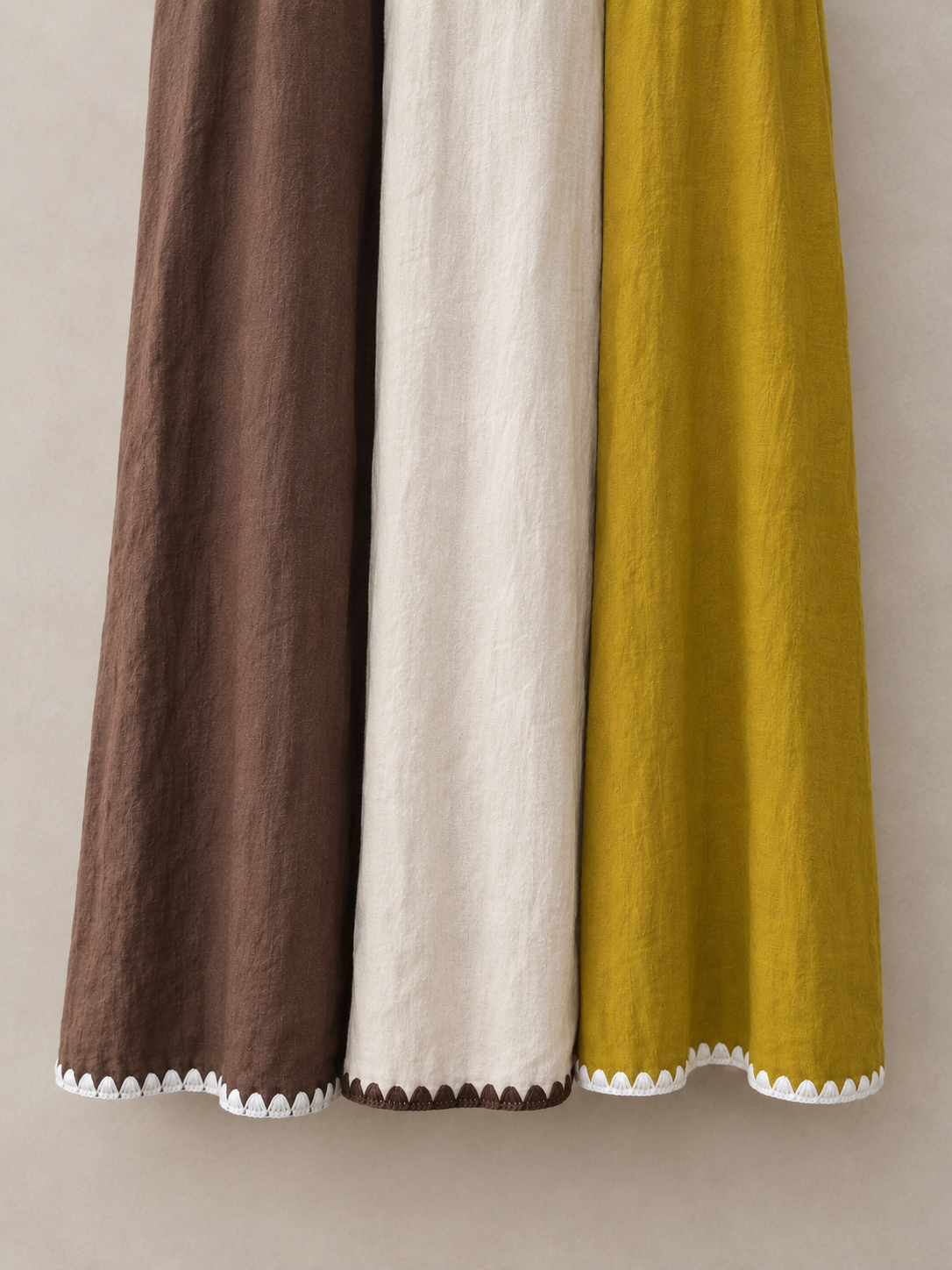 Vestido Garoé disponible en verde oliva, blanco roto y marrón chocolate