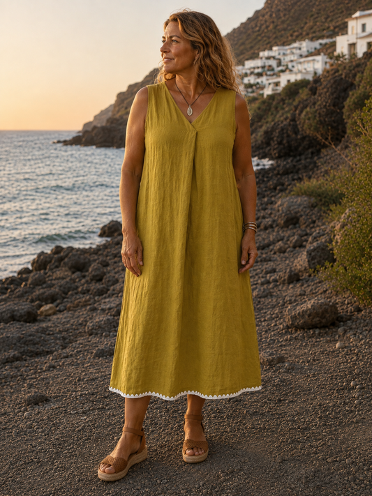 Vestido Garoé verde oliva de la colección Esencia, modelo en paisaje costero de La Gomera