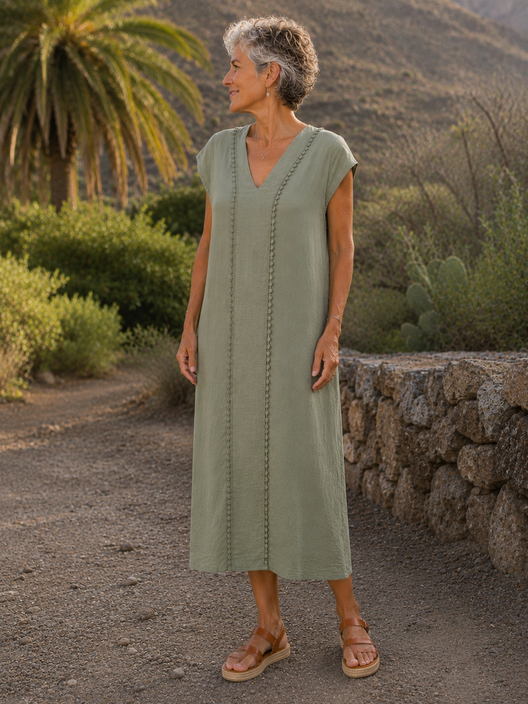 Vestido Lavanda de la colección Esencia, modelo en paisaje costero de Canarias