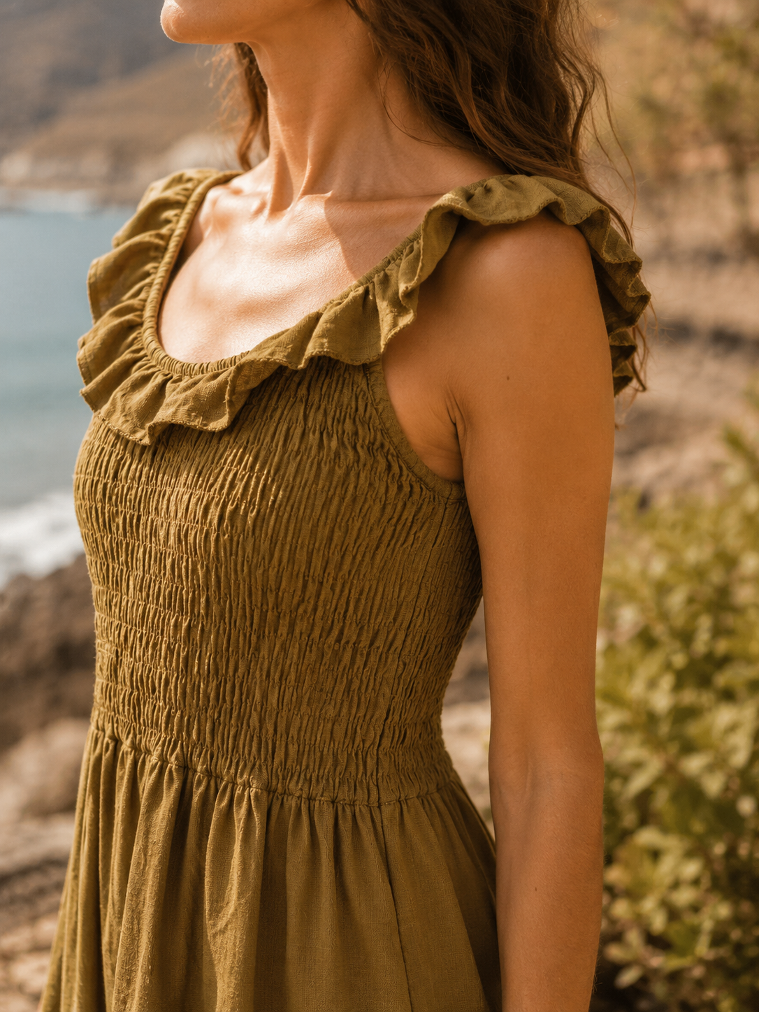 Detalle del vestido Retama con cuerpo de nido de abeja elástico y volante alrededor del escote y tirantes
