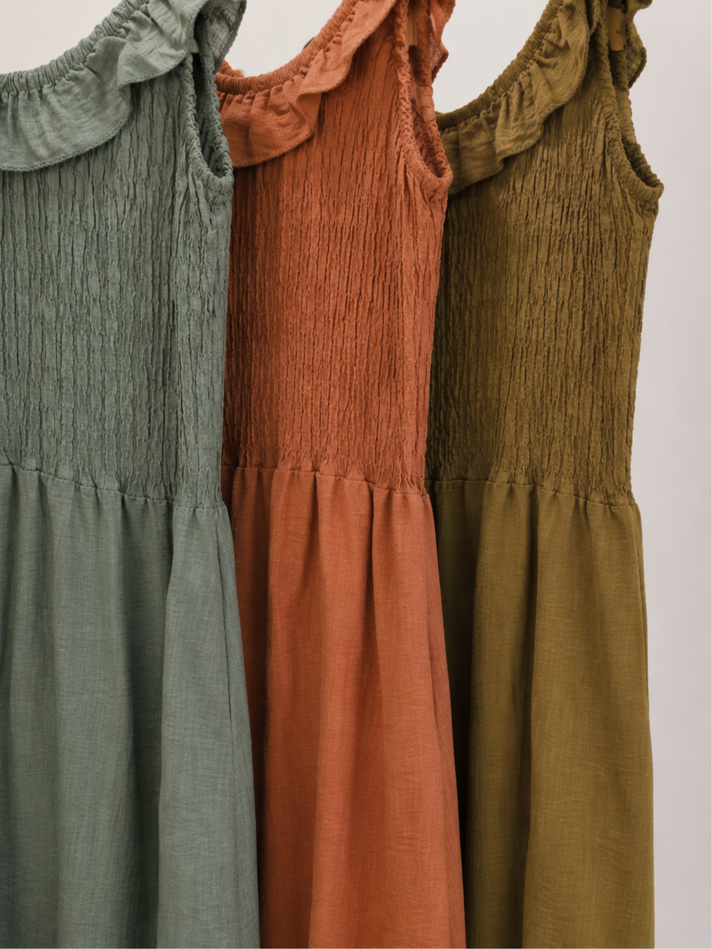 Vestido Retama de la colección Esencia disponible en muchos colores: verde salvia, terracota y verde oliva