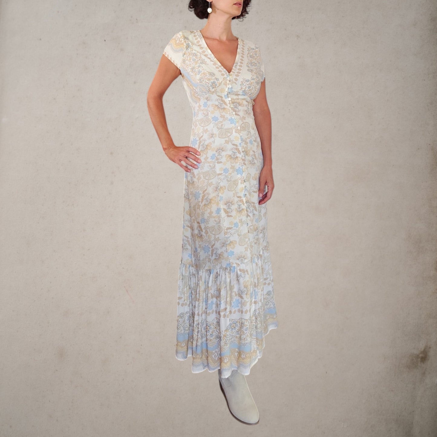 Vestido largo Sáhara de la colección Nómada de YOW Alma Libre en tejido de viscosa con estampado beige y azul, escote en pico y botones de nácar.