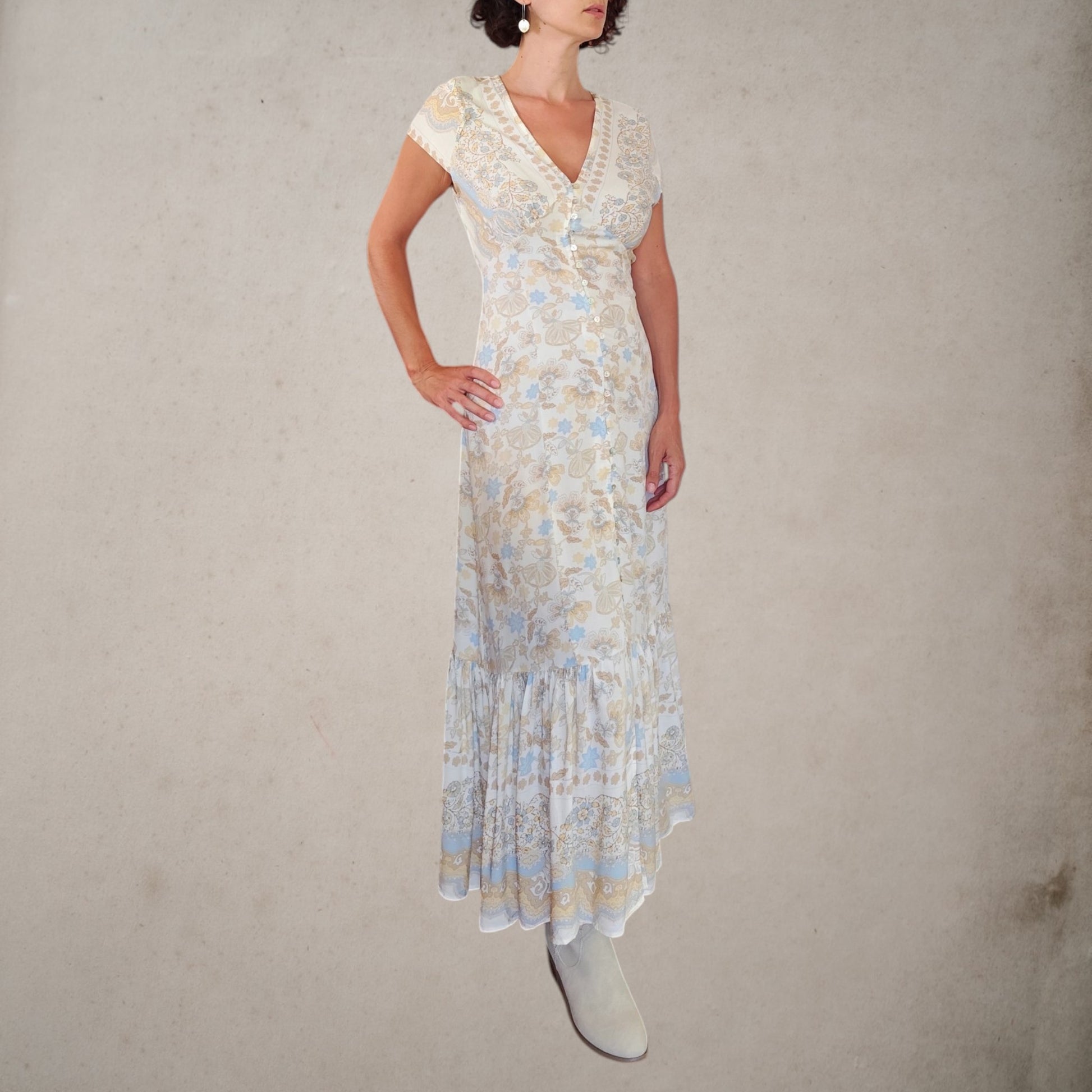 Vestido largo Sáhara de la colección Nómada de YOW Alma Libre en tejido de viscosa con estampado beige y azul, escote en pico y botones de nácar.